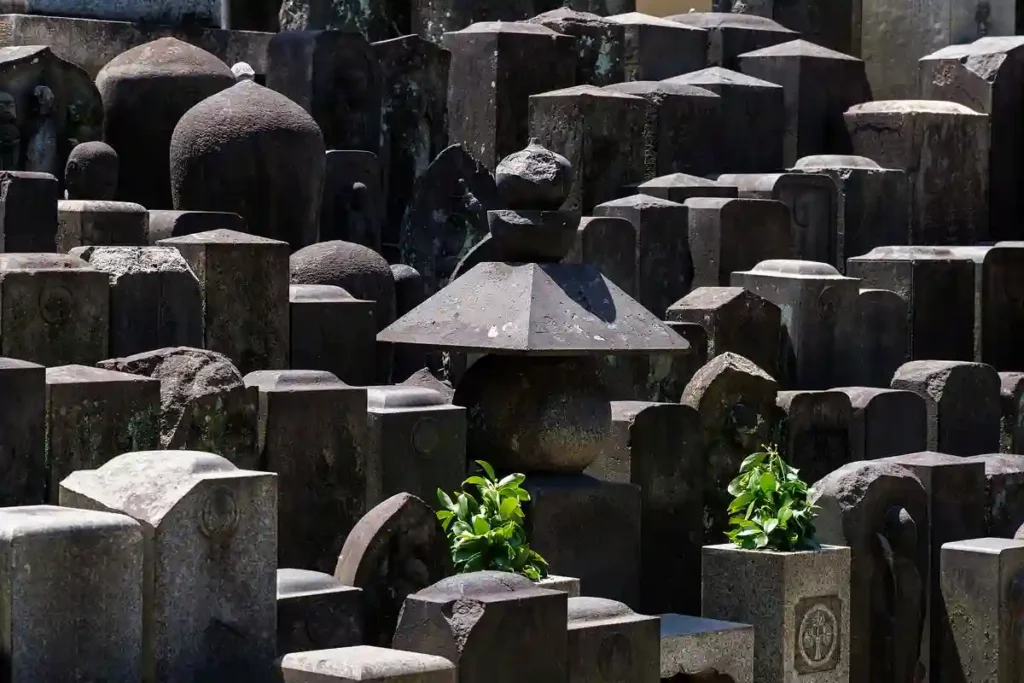 遺骨の処分が必要なケースと対処法｜関連する法律・費用・手元供養も解説