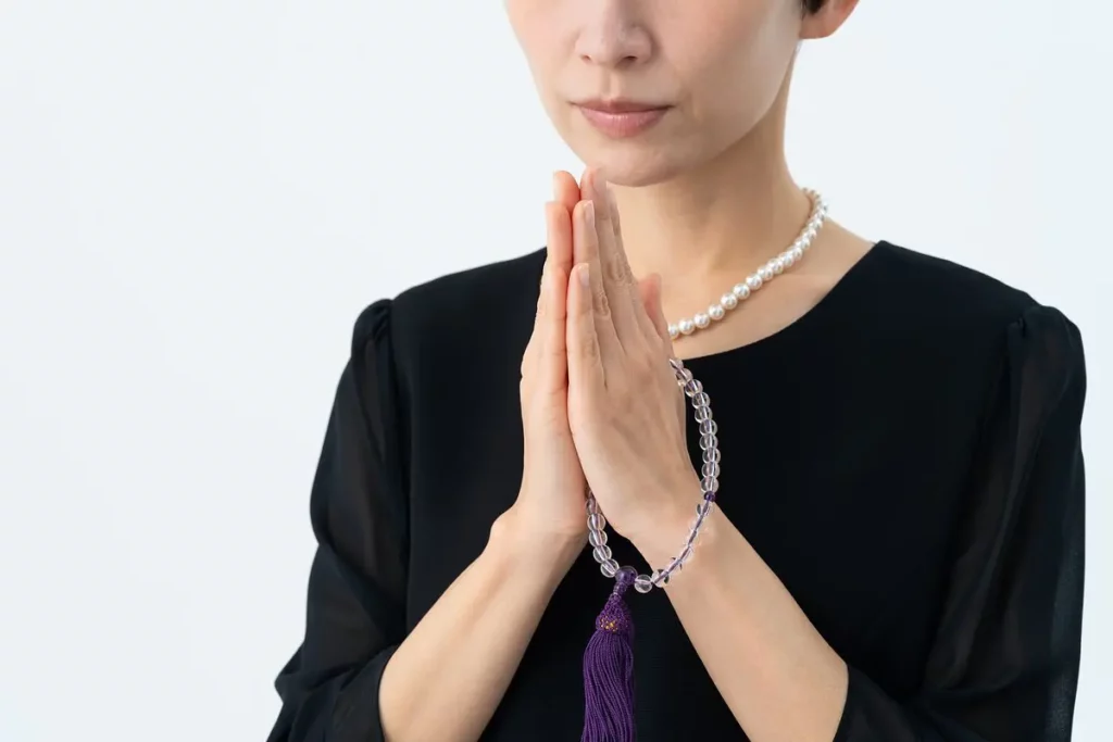 「ご冥福をお祈りします」の意味は?言い換え・使い方・宗教別の注意点も解説|埼玉の葬儀・葬式ならさがみ典礼