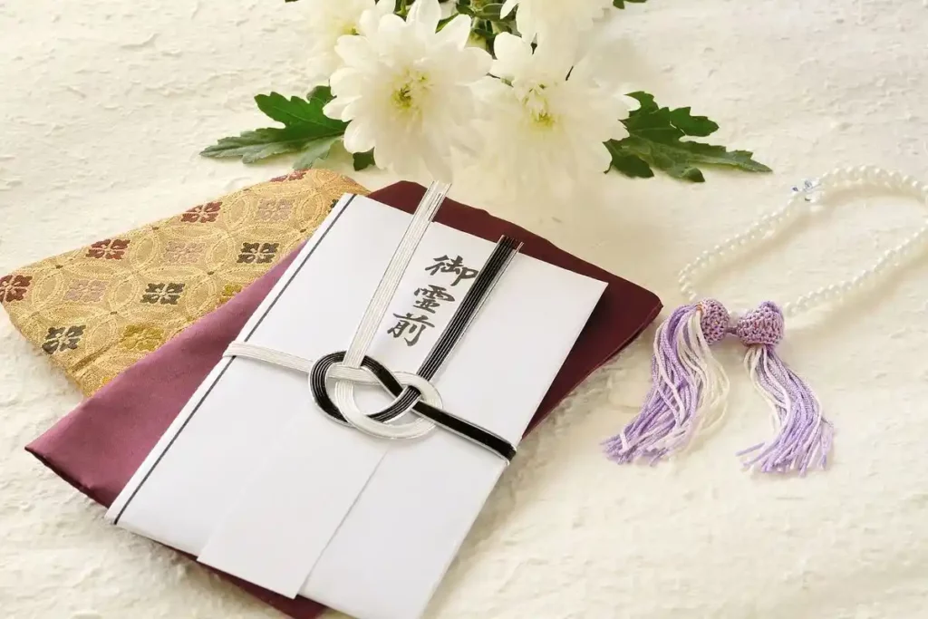 御霊前の意味と香典袋の書き方を解説！御仏前との違いや香典・お供え物のマナー