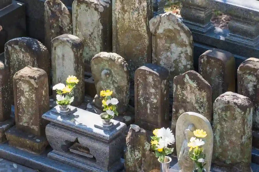 無縁仏（むえんぼとけ）とは？意味・原因・生前から実践できるお墓の対策を解説
