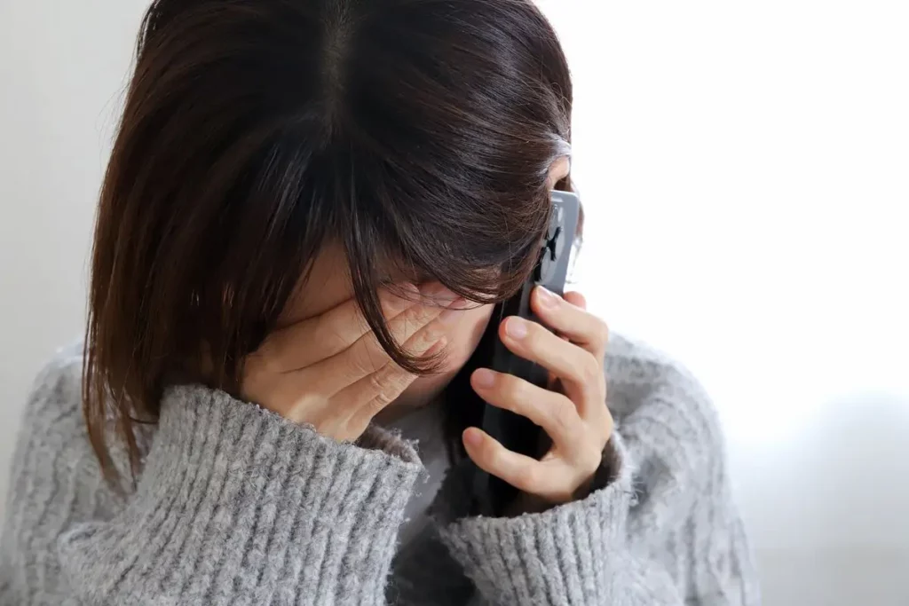 訃報（逝去のお知らせ）は誰にする？伝えるタイミングと文例・注意点まで解説