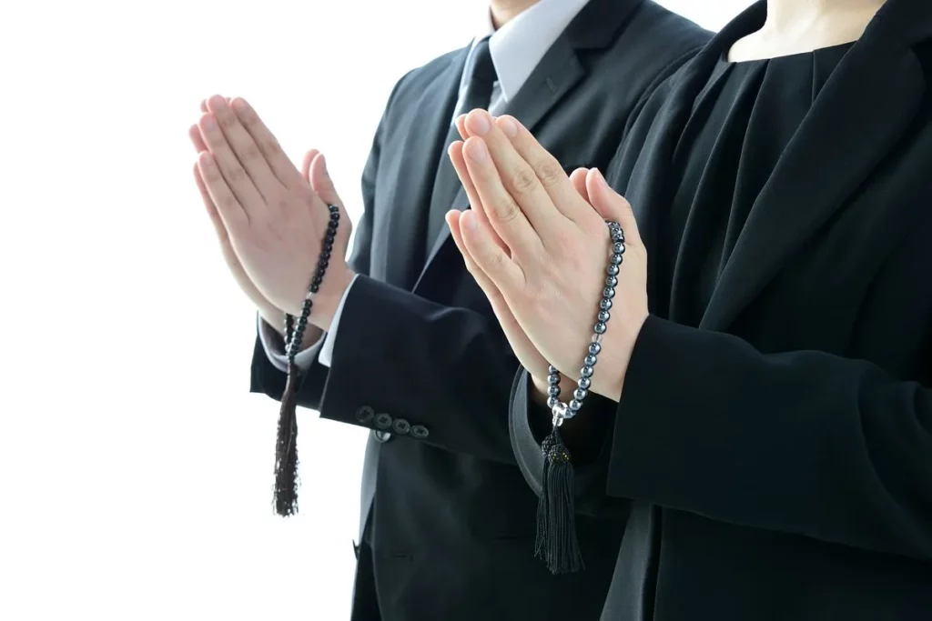 仕事帰りでも失礼にならないお通夜の服装は？マナーや注意点を解説