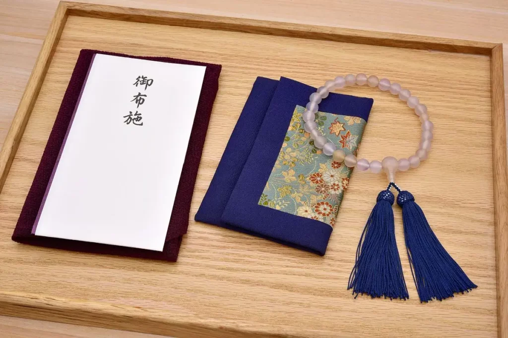 葬儀でのお布施の書き方は？金額相場や渡し方のマナーも併せて解説
