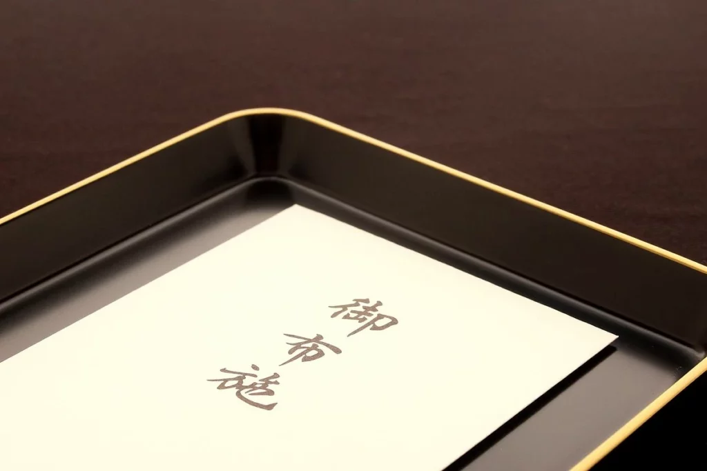 お坊さんに渡すお布施の相場は？包み方・渡すタイミング・お布施以外の必要費用を紹介