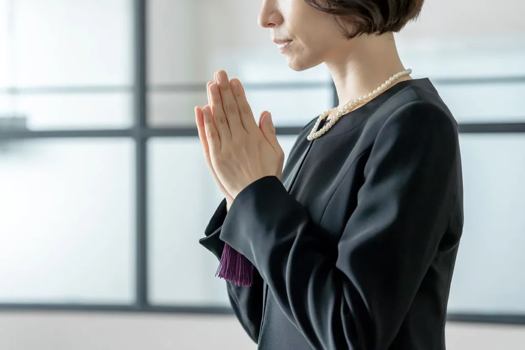 初七日法要の服装は？親族・参列者の服装と家族・身内だけの場合のマナーを解説