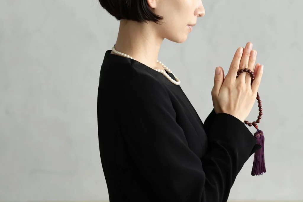 四十九日法要に呼ばれたら？参列マナーを守るための服装や香典などの準備について解説