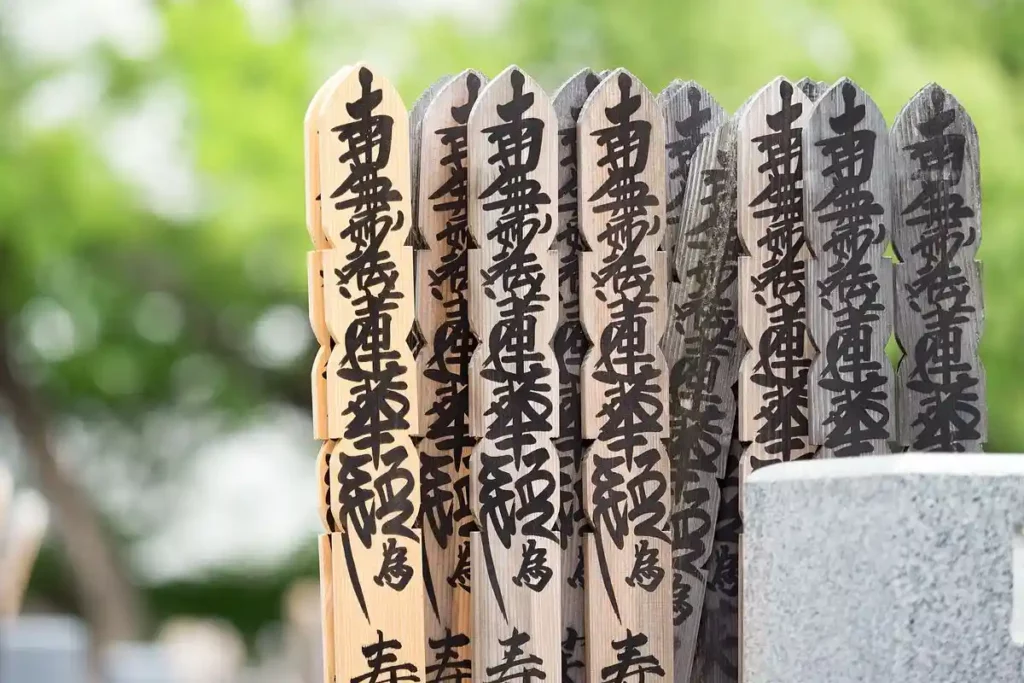 塔婆を出す人は誰？依頼方法・立てるタイミング・費用相場・処分方法を詳しく解説