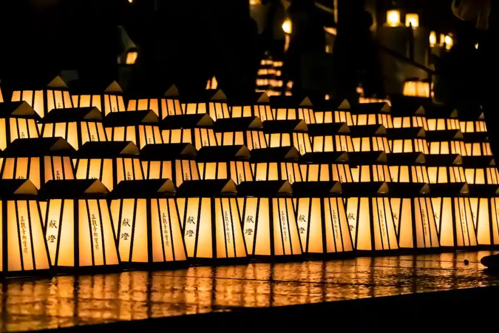 献灯の歴史とそれぞれの宗教における解釈