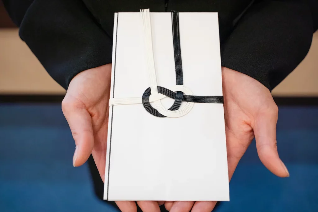 葬儀の心付けは必要？初心者向けの簡単ガイド：渡す相手と金額、封筒の書き方まで