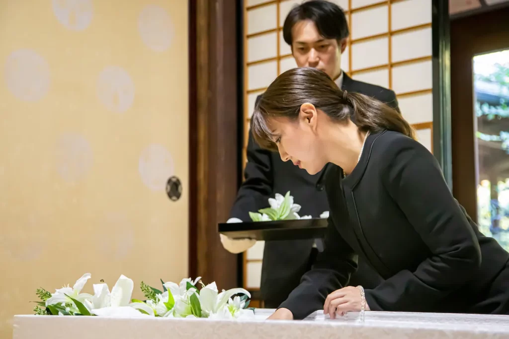 棺に入れるもの・入れてはいけないもの ：愛する人を送るための副葬品選び