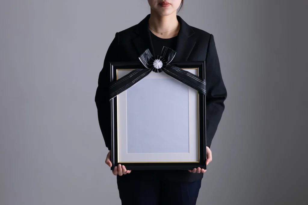 遺影の正しい処分方法と費用：宗派別ガイドと保管のコツ